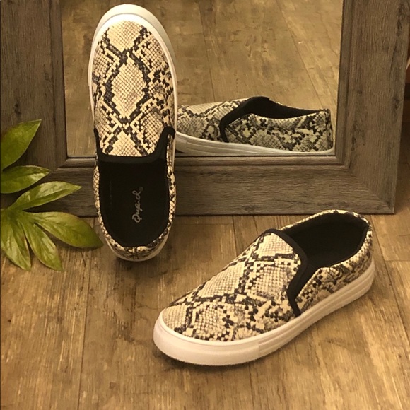 😍 🐍 NEW Snake Print Slip On Sneakers/Flats 😍 - Picture 1 of 1